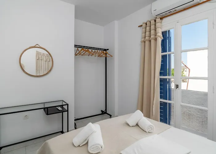 Private Rooftop Two-bedroom With Sunset View Walk To Center Adamantas (Milos)