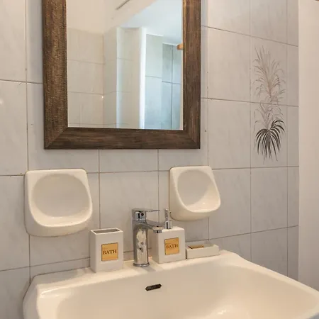 Private Rooftop Two-bedroom With Sunset View Walk To Center 아파트 아다마스